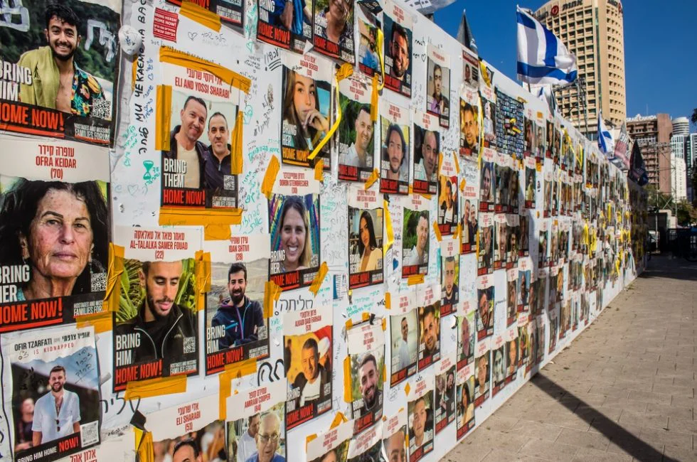 Pohled na náměstí v Tel Avivu s plakáty izraelských rukojmích | Foto: Shutterstock
