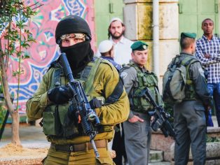 Armádní doprovod izraelské prohlídky Hebronu | Ilustrační foto: Mohannad Khatib / Shutterstock