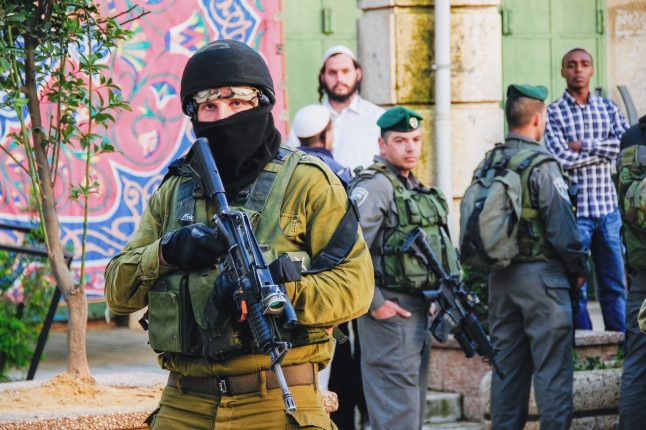 Armádní doprovod izraelské prohlídky Hebronu | Ilustrační foto: Mohannad Khatib / Shutterstock