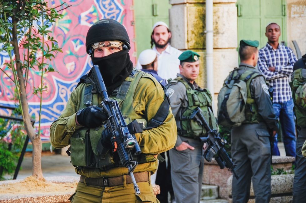 Armádní doprovod izraelské prohlídky Hebronu | Ilustrační foto: Mohannad Khatib / Shutterstock