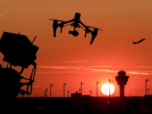 Dronové incidenty u evropských letišt jsou považovány za ruskou provokaci | Ilustrační foto: Lukas Gojda / Shutterstock