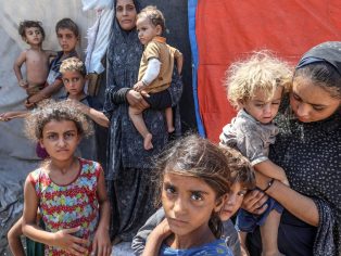 Vysídlené Palestinky s dětmi v Gaze | Ilustrační foto: Anas-Mohammed / Shutterstock