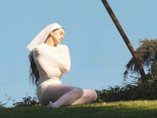 Na nové Rosalíině desce zazní hned čtrnáct různých jazyků | Foto: Noah Dillon / Columbia