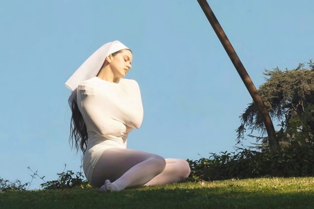 Na nové Rosalíině desce zazní hned čtrnáct různých jazyků | Foto: Noah Dillon / Columbia