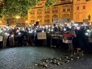 Pieta na výročí tragédie v Novém Sadu | Foto: Simone Radačičová / Voxpot