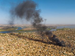 Hořící tržiště v súdanském Omdurmánu | Foto: Abd Almohimen Sayed / Shutterstock