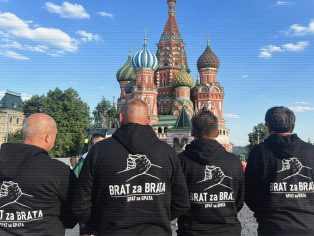 Načerpat inspiraci a hurá domů vyhrožovat krajským politikům | Foto: BRAT za BRATA / Facebook