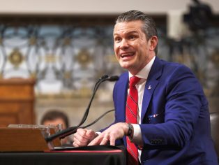 Americký ministr války Pete Hegseth | Foto: Joshua Sukoff / Shutterstock